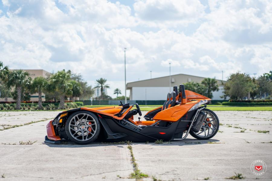  Polaris Slingshot on Vossen Wheels (CG-209T) 2017 года  (фото 2 из 14)